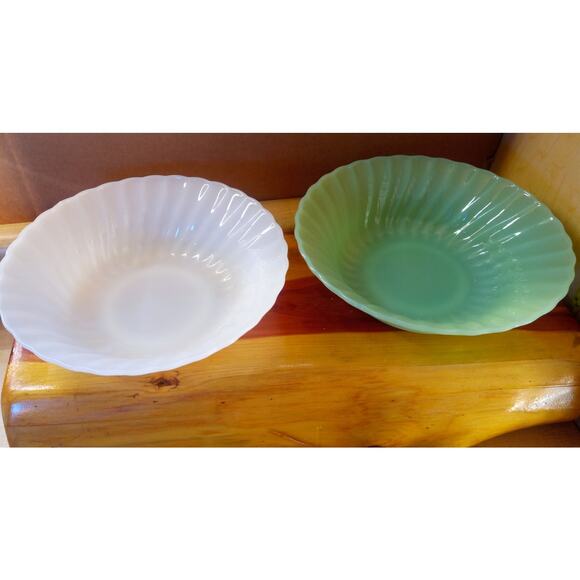 Collectable Anchor Hocking FIRE KING  8.5" Bowls. 2, Mint green and milk glass. - Picture 1 of 7